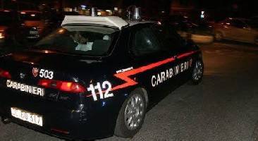 Tenta rapina, aggredisce i Carabinieri e, ammanettato, danneggia auto