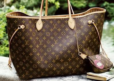 Compra una borsa di Louis Vuitton contraffatta, multata di 200 euro •