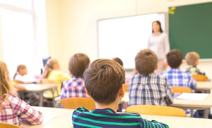 Mamma sale in cattedra nell'aula del figlio. Interviene la Polizia