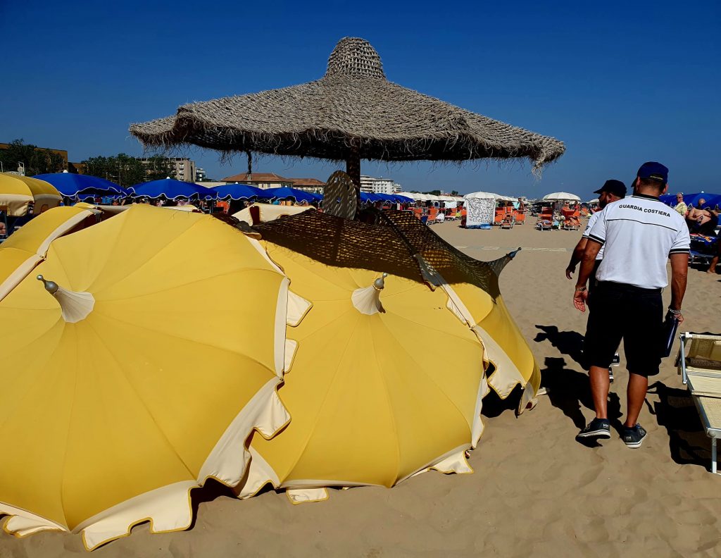 Tragedia in spiaggia: turista 35enne muore sotto l'ombrellone •