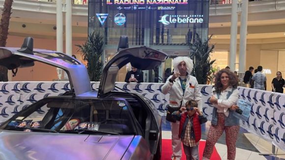 Ritorno al futuro day'. Alle Befane proiezioni extra e in fila per la De  Lorean •